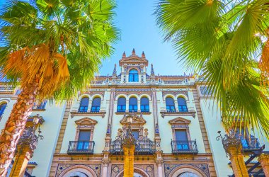 İspanya, Seville 'deki Alfonso Xiii Oteli' nin manzaralı yüzü.