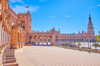 Sevilla 'daki Plaza de Espana' nın muhteşem mimarisi.