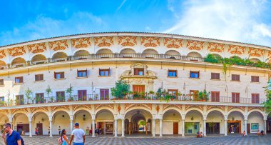 İspanya, Seville 'deki Plaza del Cabildo' da manzaralı bir bina.