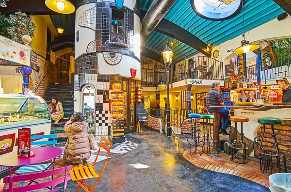 El bar y la cafetería en el pueblo de Hundertwasser, Viena, Austria —  Fotos de Stock
