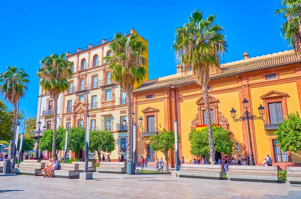 Történelmi lakóépületek sora Sevillában, Spanyolországban — Stock Fotó