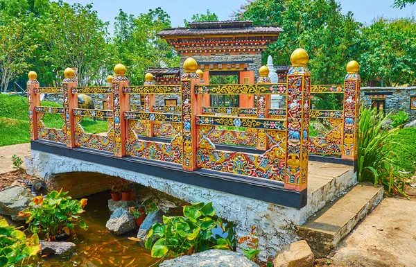 Il ponte in legno intagliato, giardino del Bhutan, parco Rajapruek, Chiang — Foto Stock