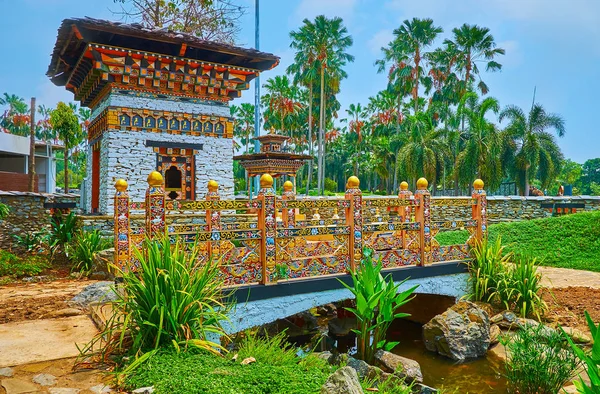 Il ponte e il santuario, giardino del Bhutan, parco Rajapruek, Chiang Mai — Foto Stock