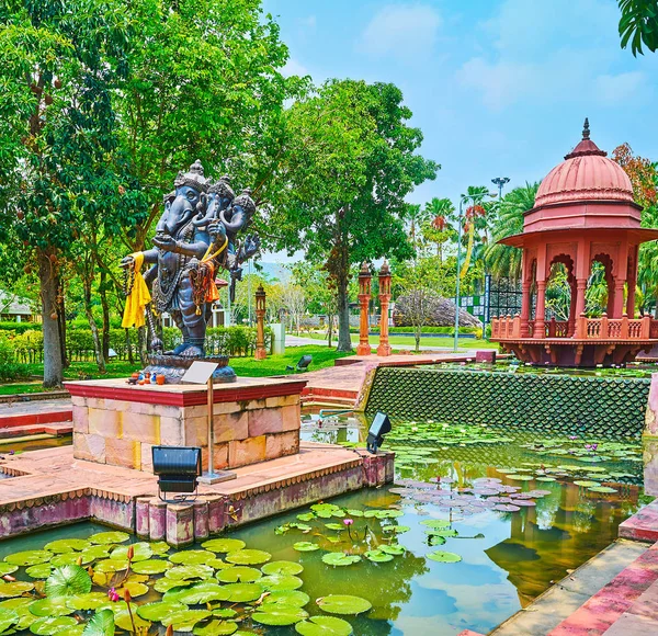 Pavilhão Ochre no jardim da Índia, parque Rajapruek, Chiang Mai, Tailandês — Fotografia de Stock