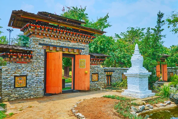 La puerta y el coro del jardín de Bután, el parque Rajapruek, Chiang Ma — Foto de Stock