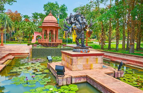 Estátua de Ganesha no jardim da Índia, parque Rajapruek, Chiang Mai, Tailandês — Fotografia de Stock