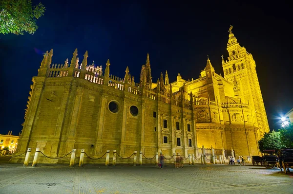 A Catedral de Sevilha à noite, Espanha — Fotografia de Stock