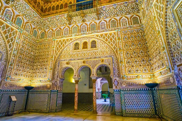 Le decorazioni in stile mudejar del Palazzo Alcazar a Siviglia, Spai — Foto Stock