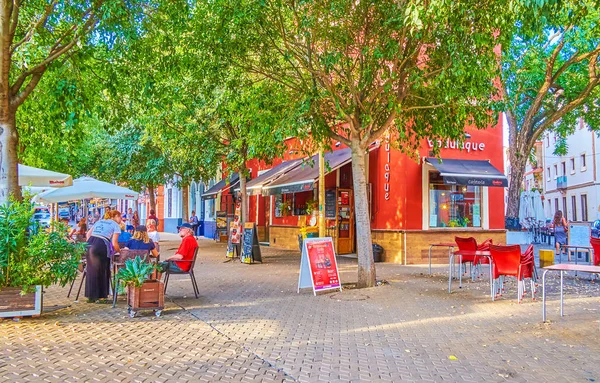 Das rote haus mit café, seville, spanien — Stockfoto