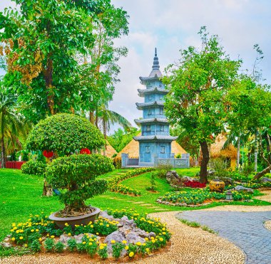 Süslü bahçe ve Çin tapınağı, Rajapruek Parkı, Chiang Mai