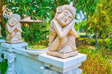 Rajapruek parkının Endonezya bahçesinde geleneksel heykeller, Ch