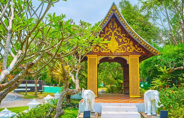 Pequeño pabellón del jardín de Laos en el parque Rajapruek, Chiang Mai, Tha — Foto de Stock