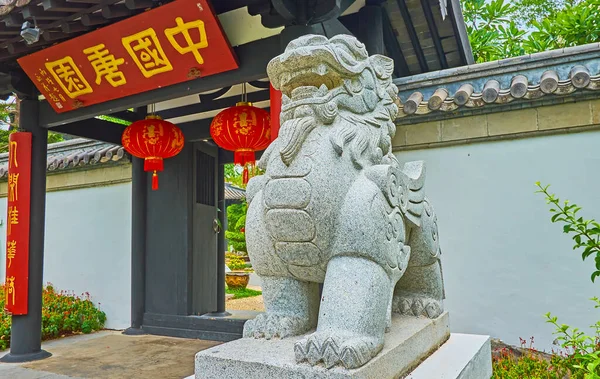 El pixiu león-dragón en la puerta del jardín chino, Rajapruek p — Foto de Stock
