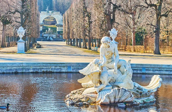 ウィーンのシェーンブルン宮殿庭園内にあるナイアッド噴水とローマ遺跡 ストックエディトリアル用写真 C Efesenko