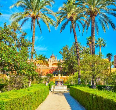 İspanya, Sevilla 'daki Alcazar Bahçeleri' nde bir ara sokak.