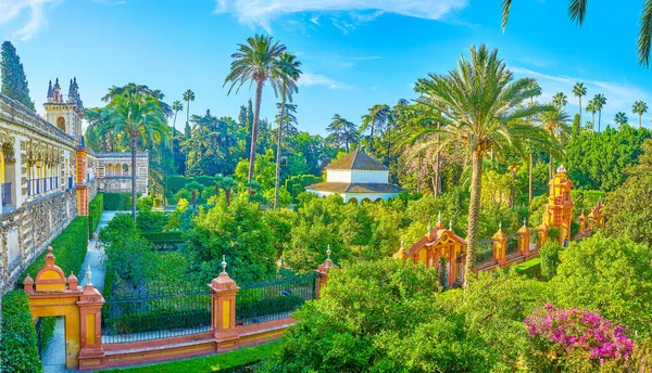 Panorama des jardins du palais Alcazar à Séville, Espagne — Photo