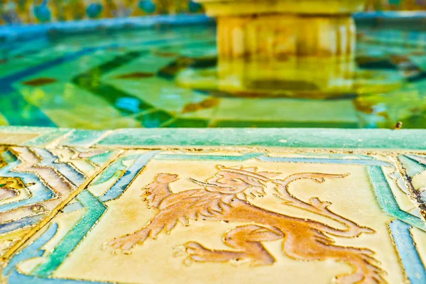 The Andalusian ceramic tiles on Neptune fountain in Alcazar Gard — Stock Photo, Image
