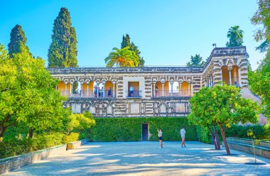 Seville, Spai 'deki Alcazar Bahçeleri' ndeki kemerli Grotesk Galerisi.