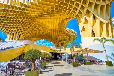 İspanya, Sevilla 'daki Metropol Şemsiyesi' ndeki restoran.