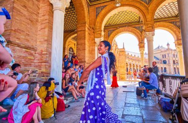 Plaza de Espana 'daki dansçı turistleri eğlendiriyor, Seville.