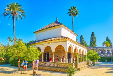 İspanya, Seville 'deki Alcazar Bahçeleri' ndeki Charles V pavyonu.