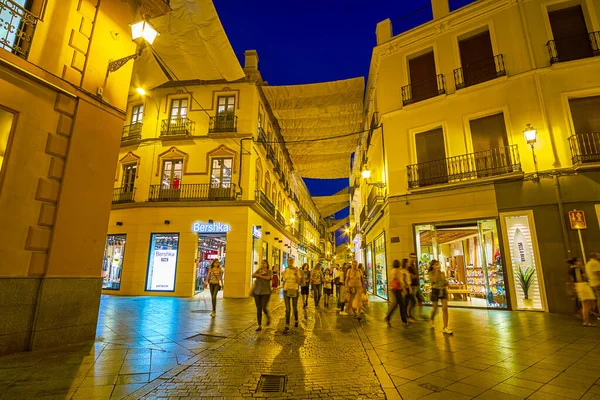 L'activité dans le quartier commerçant de Séville la nuit, Espagne — Photo