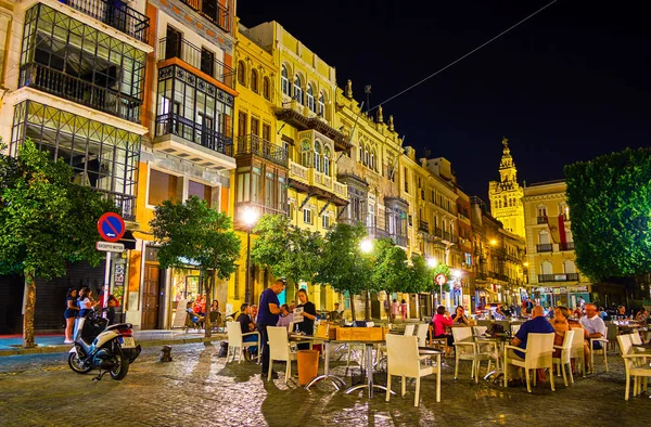 Gatucaféet i gamla Sevilla på natten, Spanien — Stockfoto