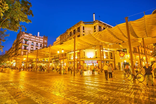 Das helle Stadtzentrum von Sevilla bei Nacht, Spanien — Stockfoto