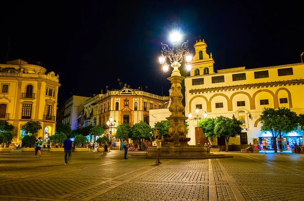 Palace på Plaza Virgen de los Reyes i Sevilla på natten, Spanien — Stockfoto