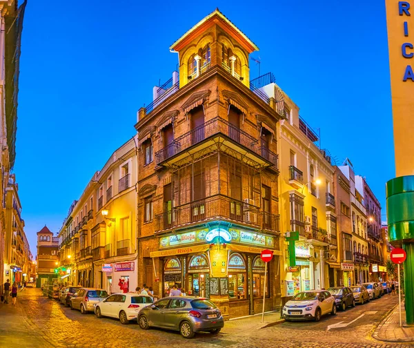 西班牙塞维利亚有受欢迎的咖啡馆的漂亮房子 — 图库照片