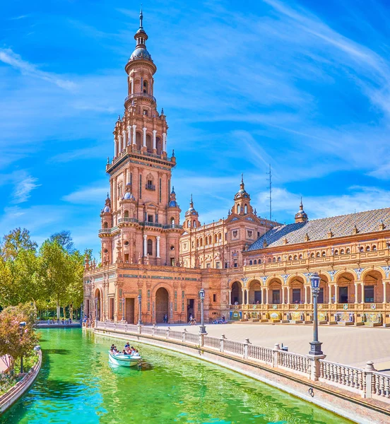 A Sevillai Plaza de Espana keskeny csatornája — Stock Fotó