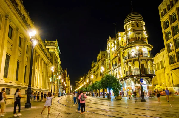 De aangename tijd om te wandelen in Sevilla, Spanje — Stockfoto