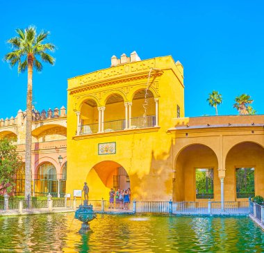 Alcazar Sarayı 'ndaki Merkür Gölü' nün üzerindeki tarihi balkon. 