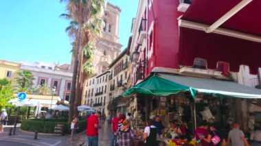 Granada, İspanya - 27 Eylül 2019: Katedral çan kulesi manzaralı kalabalık Plaza de la Romanilla meydanı, tarihi yapılar ve taze meyve tezgahı, 27 Eylül 'de Granada' da