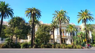 Malaga, İspanya - 26 Eylül 2019: 26 Eylül 2019 'da Cervantes Bulvarı' nın Panorama 'sı ile belediye binası, yemyeşil palmiye bahçesinin arkasına gizlendi.