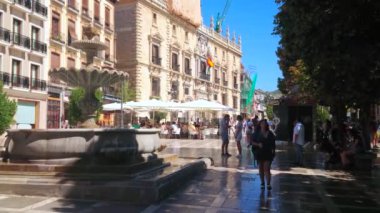 Granada, İspanya - 27 Eylül 2019: Plaza Nueva Meydanı 'nın 27 Eylül' de Granada 'da oyulmuş taş çeşmesi, eski yapılar ve Andalusia Yüksek Adalet Divanı ile mimari topluluğu