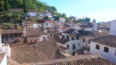 Albayzin bölgesinin yavaş manzarası tarihi beyaz evler, kiremit çatılar, dar sokaklar ve şeritler, Granada, İspanya