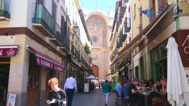 Granada Spanje September 2019 Drukke Smalle Kathedraal Marques Gerona Straat — Stockvideo