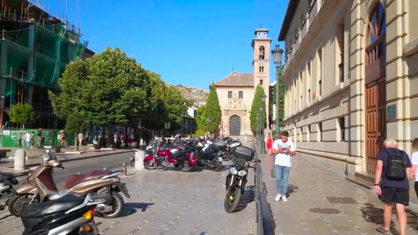 Granada Hiszpania Września 2019 Ruchliwy Plac Plaza Nueva Zaparkowanymi Motorowerami — Wideo stockowe