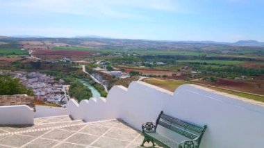 Guadalete Vadisi, Guadalete Nehri ve ufukta Sierra Cadiz Dağları 'nın tarım arazilerini Abades' in bakış açısı izliyor.