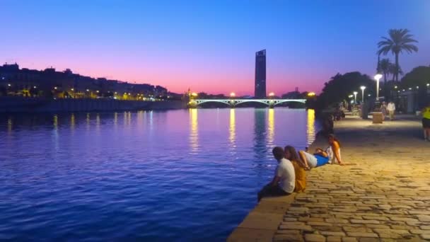 Seville Espanha Setembro 2019 Embankment Guadalquivir River Casco Antiguo Crepúsculo — Vídeo de Stock