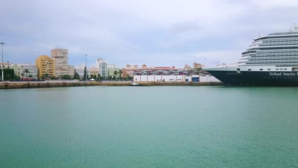 カディス スペイン 2019年9月21日 9月21日にカディスで 近代的なクルーズ客船や旧市街の建物が係留されたカディス港のパノラマ — ストック動画