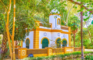 Seville, İspanya 'daki Maria Luisa parkındaki küçük bina.
