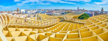 Seville, S 'deki Metropol Şemsiyesi' nde yaya köprüsü panoraması.