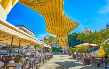 İspanya, Sevilla 'da Metropol Şemsiyesi altındaki restoran.