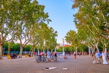 İspanya, Seville 'in şehir merkezindeki keyifli yürüyüş meydanı.