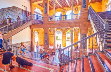 Sevilla 'daki Plaza de Espana' daki sokak müzisyeni.