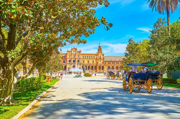 Vaunut ratsastaa Plaza de Espana Sevillassa — kuvapankkivalokuva