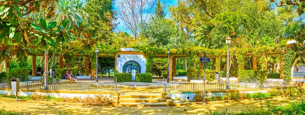 Прогулка в парке Марии Луизы в Севилле, Испания — стоковое фото