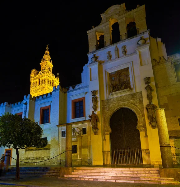 Der nächtliche Blick auf die Puerta del Perdon der Kathedrale von Sevilla, Spanien — Stockfoto